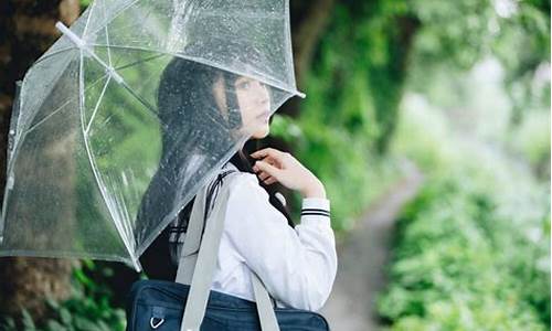 在雨中漫步的生肖_在雨中漫步会看到什么样的景色